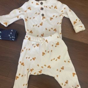 Matching duck bodysuit and pants• long sleeve and long pants with optional foot•